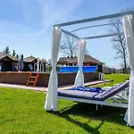 Hébergement de vacances Comfortable Homes, Jacuzzi, Summer Pool *