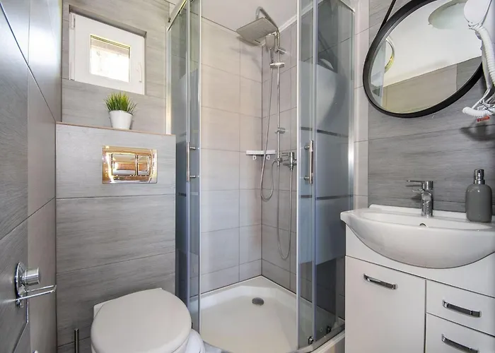 Comfortable Homes, Jacuzzi, Summer Pool *